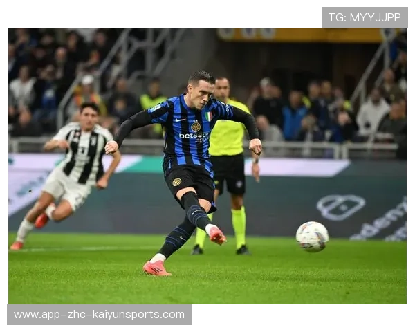 泽林斯基禁区弧顶接球扣过防守起脚劲射，皮球直入球门死角